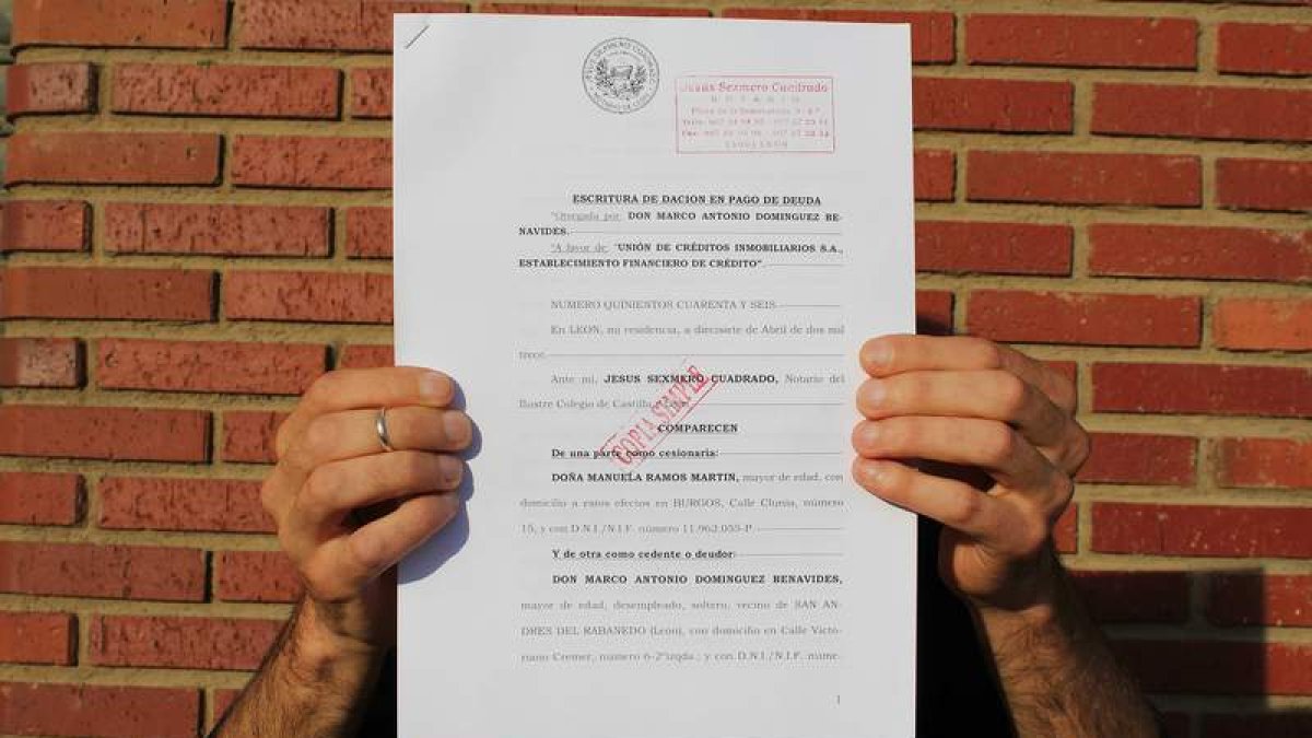Toño con el documento notarial de la dación en pago de su piso que firmó en el mes de abril. Desde entonces está «en la calle», asegura.