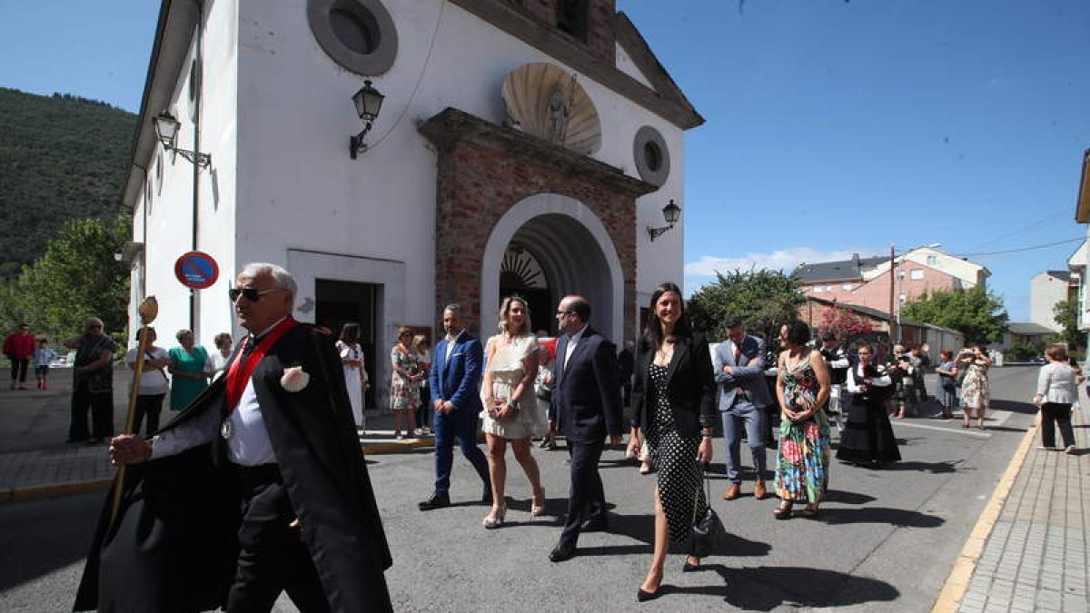 David Pacios (CB), Patricia González (Vox), el alcalde, Marco Morala y la edil del PP Lidia Coca, en Flores del Sil. ANA F. BARREDO