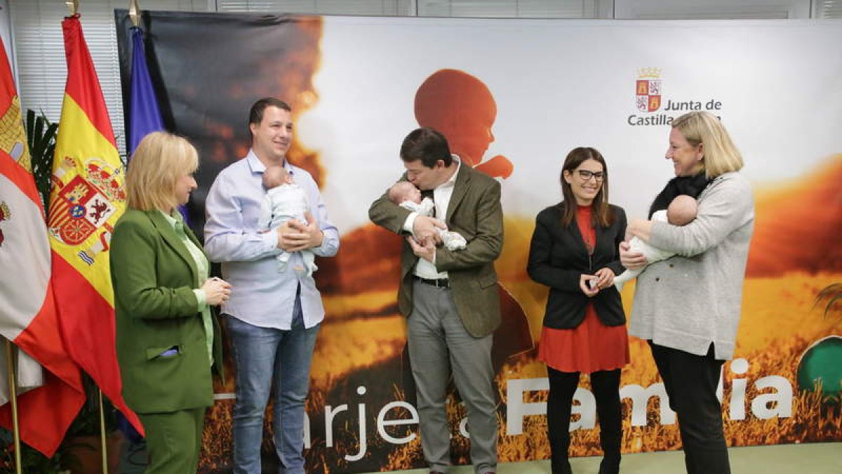 Los padres, Mañueco y la consejera Blanco con los trillizos, ayer en Zamora. MARIAM A. MONTESINOS