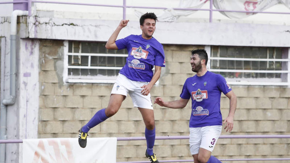 Pablo González celebra la consecución del primer gol bañezano ante la Cebrereña. JESÚS