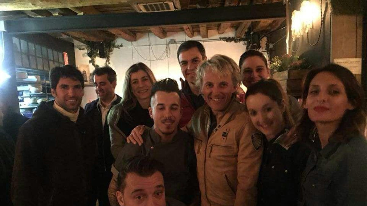 Calleja con Pedro Sánchez y Cayetano Rivera ayer por la tarde, en el Clandestino.