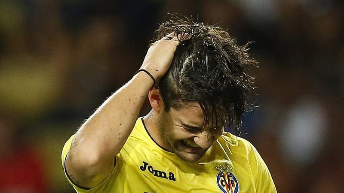 Alexandre Pato, del Villarreal, se lleva la mano a la cabeza tras quedar apeado por el Mónaco. HORCAJUELO
