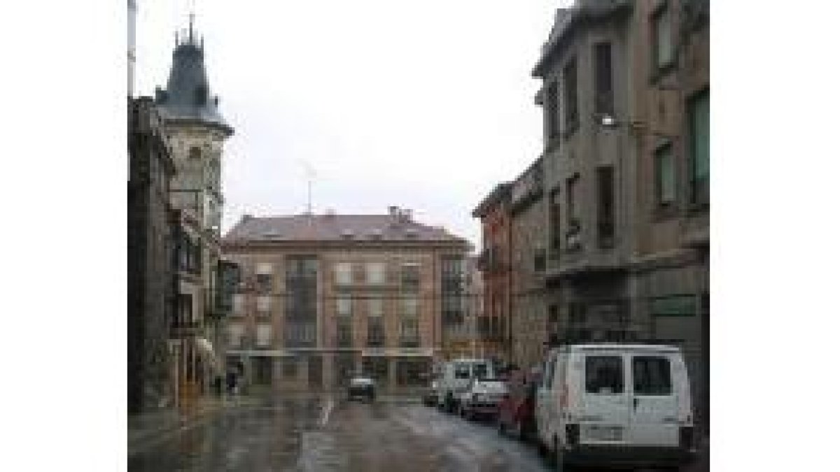 La calle Enfermeras Mártires de Somiedo, con la casa Granell al fondo a la izquierda