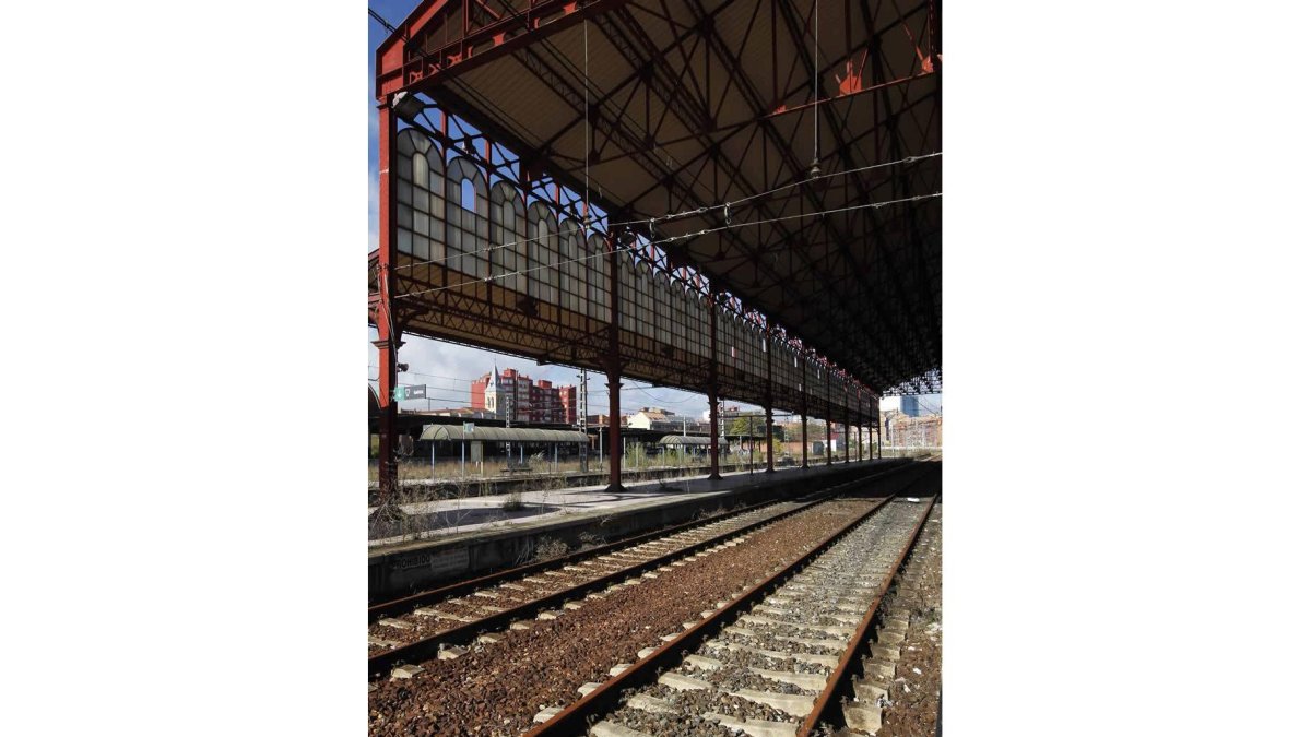 La estación en vía muerta y con la maleza invadiéndola.