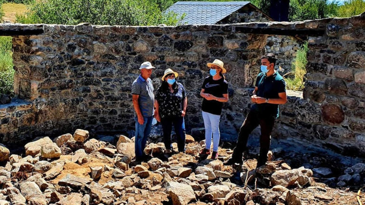 La alcaldesa en funciones de Villafranca y otros visitantes, ayer. M.F.