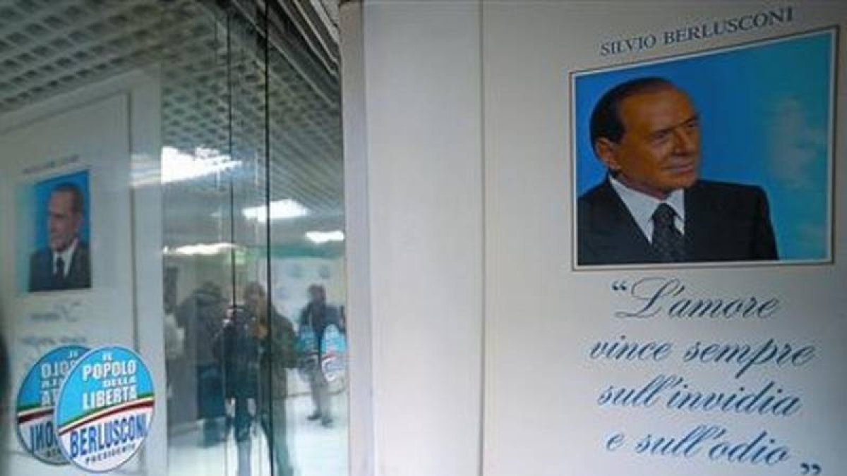 Ubicuo 8 Retrato de Berlusconi con la inscripción «El amor siempre vence a la envidia y el odio».