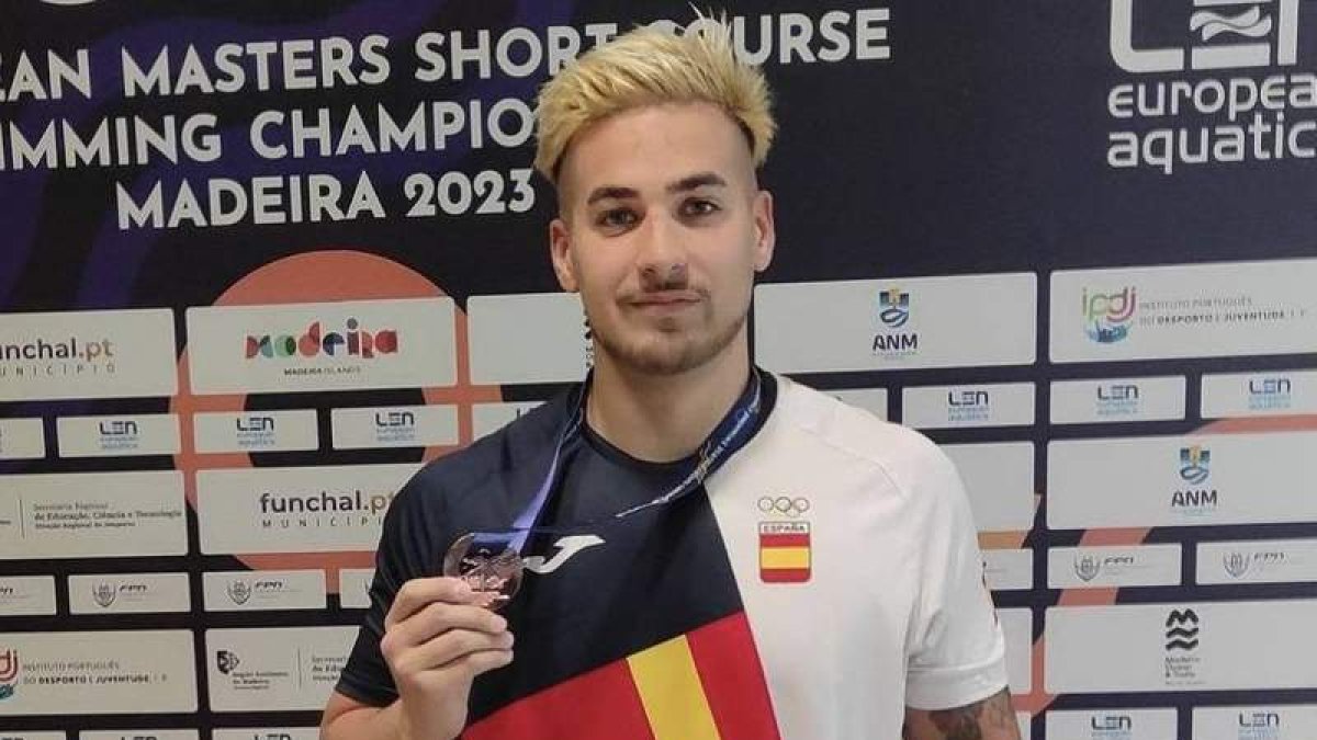 Diego Recio muestra su medalla de bronce lograda en el Europeo. DL