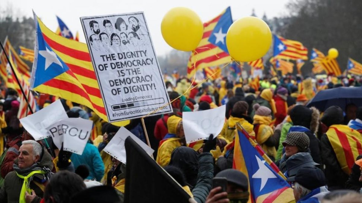 Inicio de la manifestación de la ANC y Òmnium en Bruselas, este jueves.