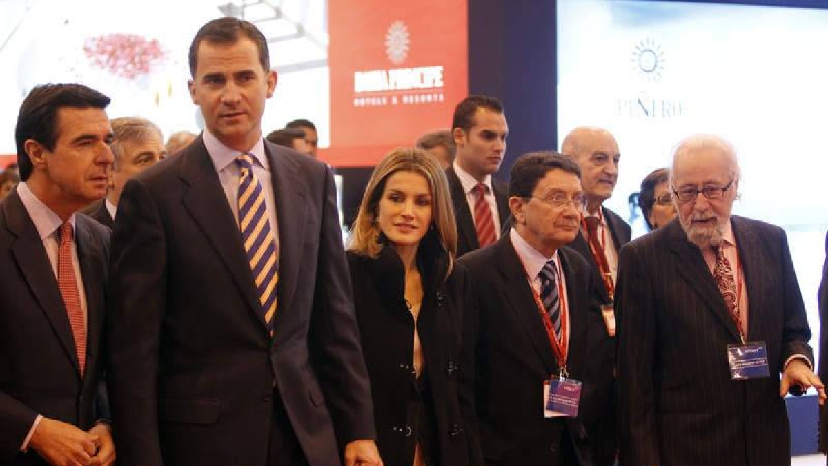 El ministro Soria con los príncipes de Asturias en la inauguración de la feria.