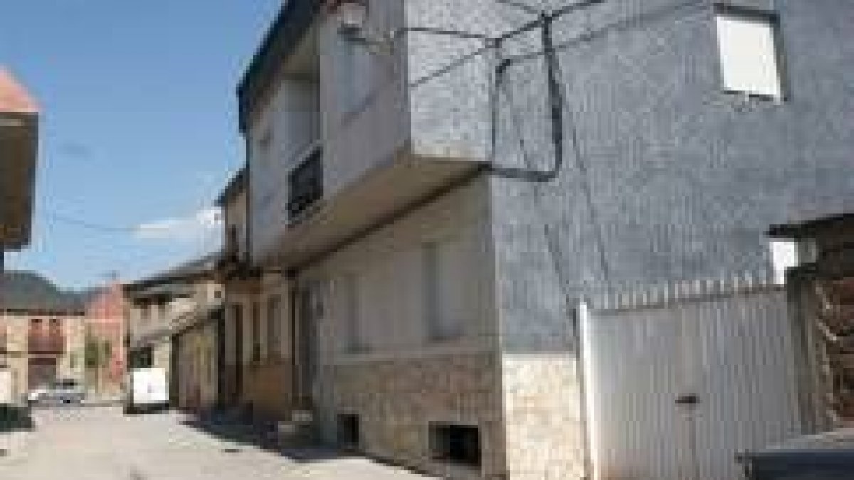 A la derecha, el portón que cierra la calle que da paso a otra finca