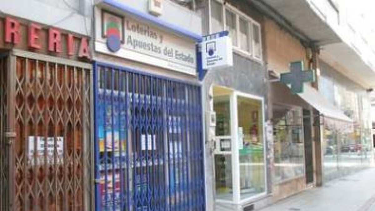 La Administración 2 de Gómez Núñez permanecía ayer cerrada y sin cartel anunciador del premio.