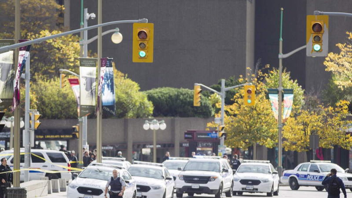 La policía acordona la zona del Parlamento en Ottawa.