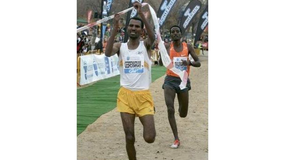 Gebre Gebremarian cruza victorioso la línea de meta.