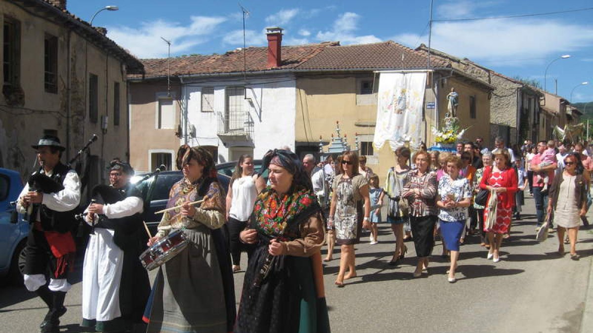 Los vecinos procesionaron ayer por la mañana a su santo.