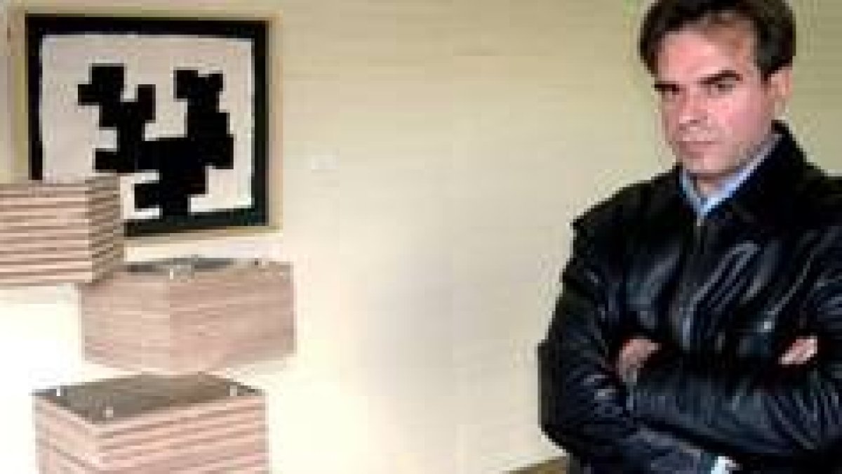 El artista leonés Juan Villoria posa junto a una de sus esculturas