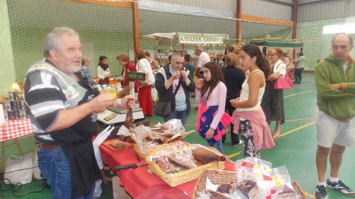 La casi veintena de puestos que forman parte de la feria comenzarán su actividad este sábado desde las doce del mediodía. PLANILLO