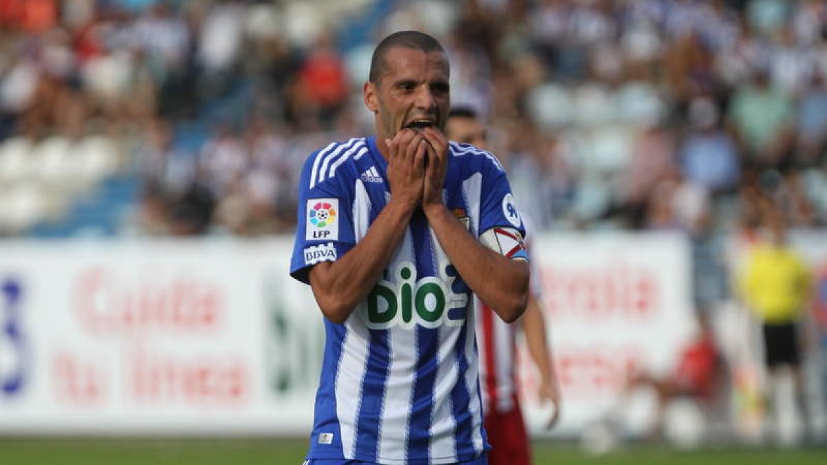 Yuri se lamenta de una de las ocasiones que la Deportiva no convirtió en gol y que le hizo sumar un solo punto.