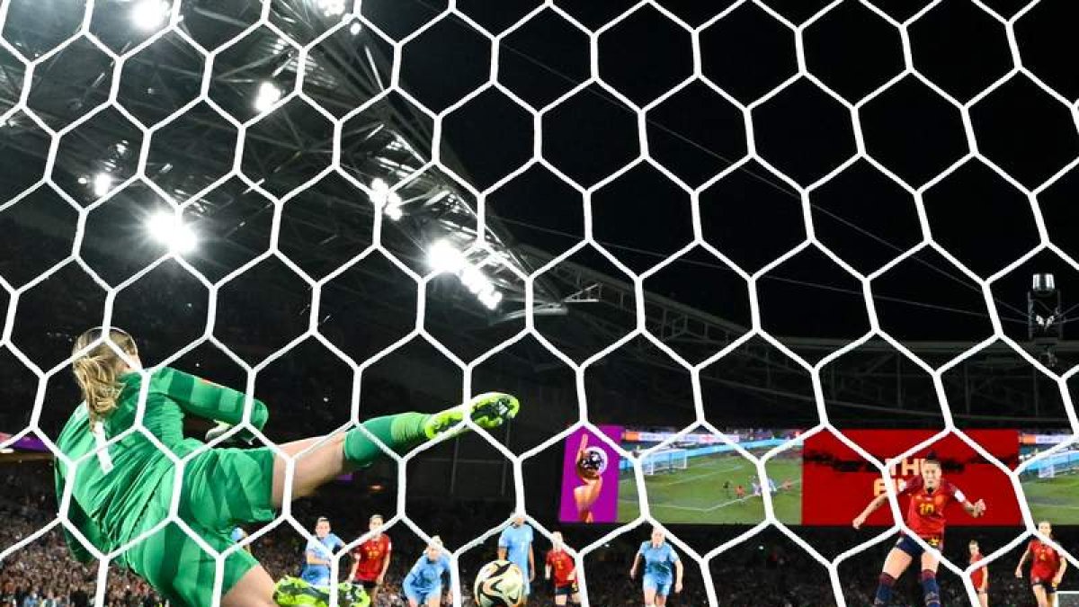 Las jugadoras de la selección española celebran en el podio la conquista del primer título mundial tras imponerse en la final a Inglaterra por 1-0. Una gesta para la historia del fútbol femenino español a nivel internacional. LEWINS