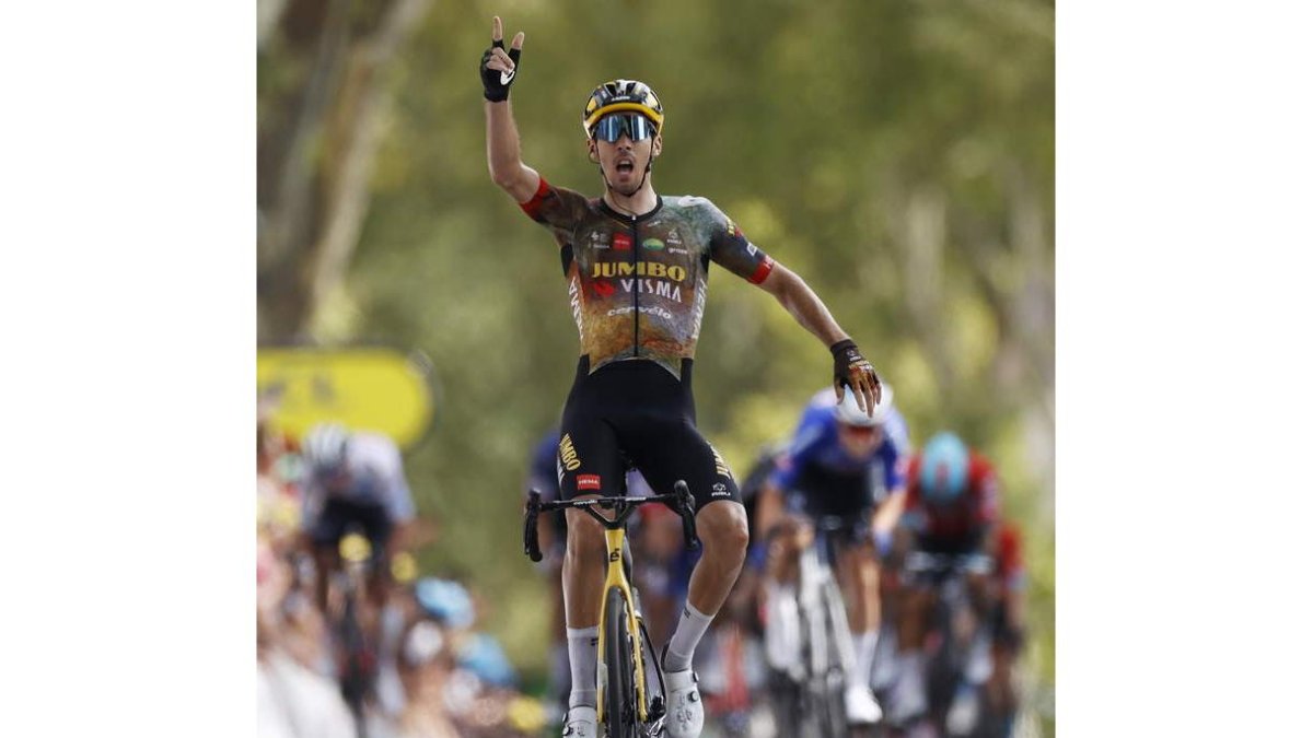 Laporte entra en la línea de meta como ganador de la etapa. HORCAJUELO
