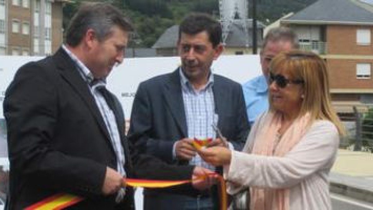 Raúl Valcarce, Jaime González y la presidenta, Isabel Carrasco, en la inauguración de la mejora de u