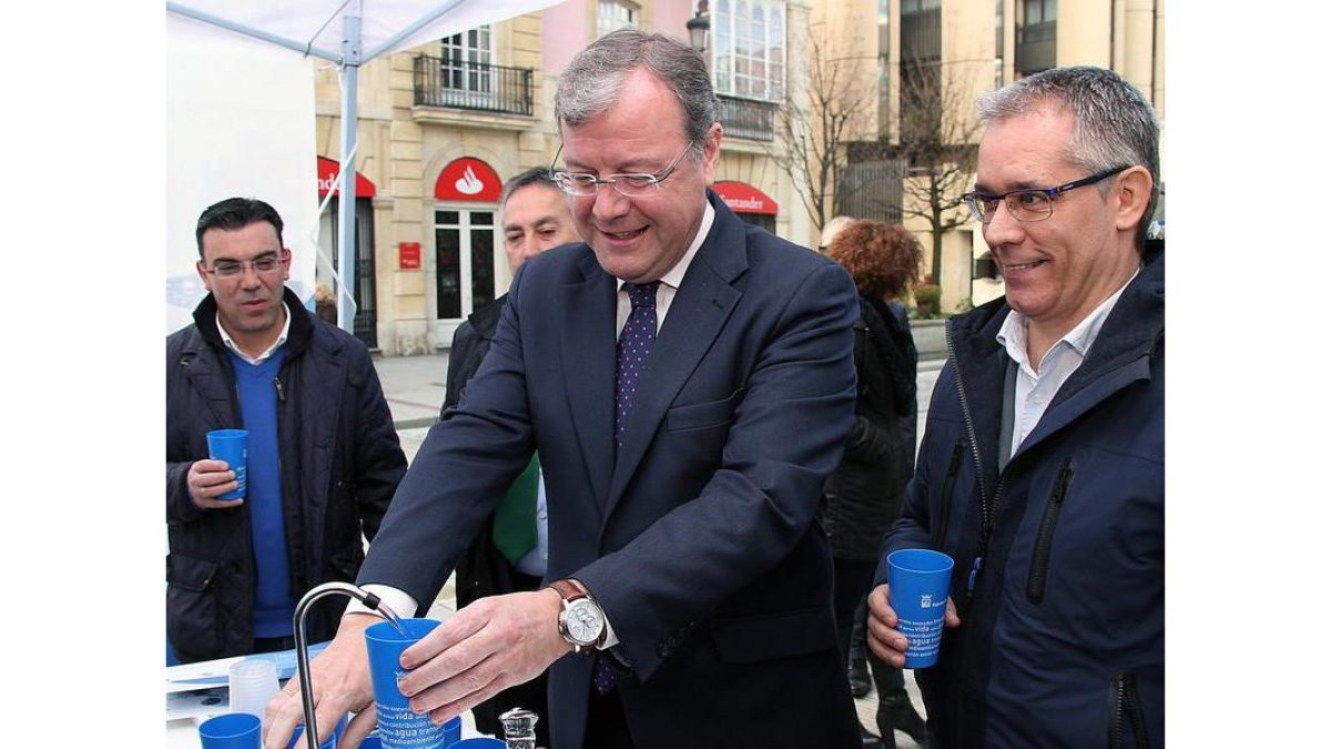 El alcalde de León, Antonio Silván (C), bebe agua del grifo en los actos programados con motivo del Día Mundial del Agua acompañado por el presidente de Aguas León, José María López Benito (D)