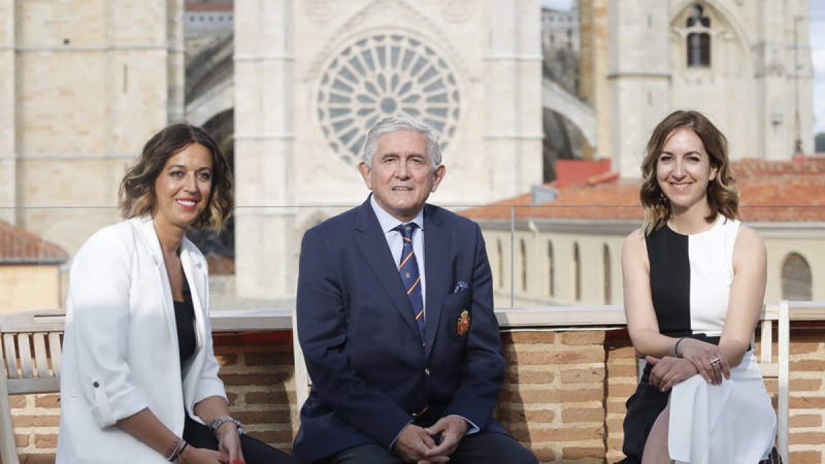 Las responsables de la Gerencia León Golf Laura Olaiz e Inma Villa flanquean a Gonzaga Escauriaza. MARCIANO PÉREZ