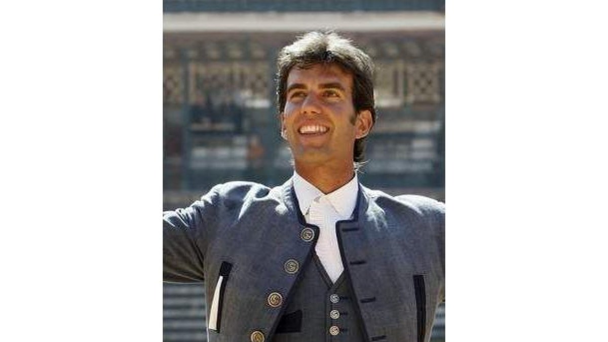 Gustavo Postigo, padre e hijo, ante el cartel de Ramón Villa que anuncia la feria de este año, duran