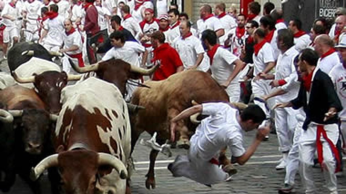 Un mozo es corneado por un toro poco antes de llegar a la curva de Mercaderes.