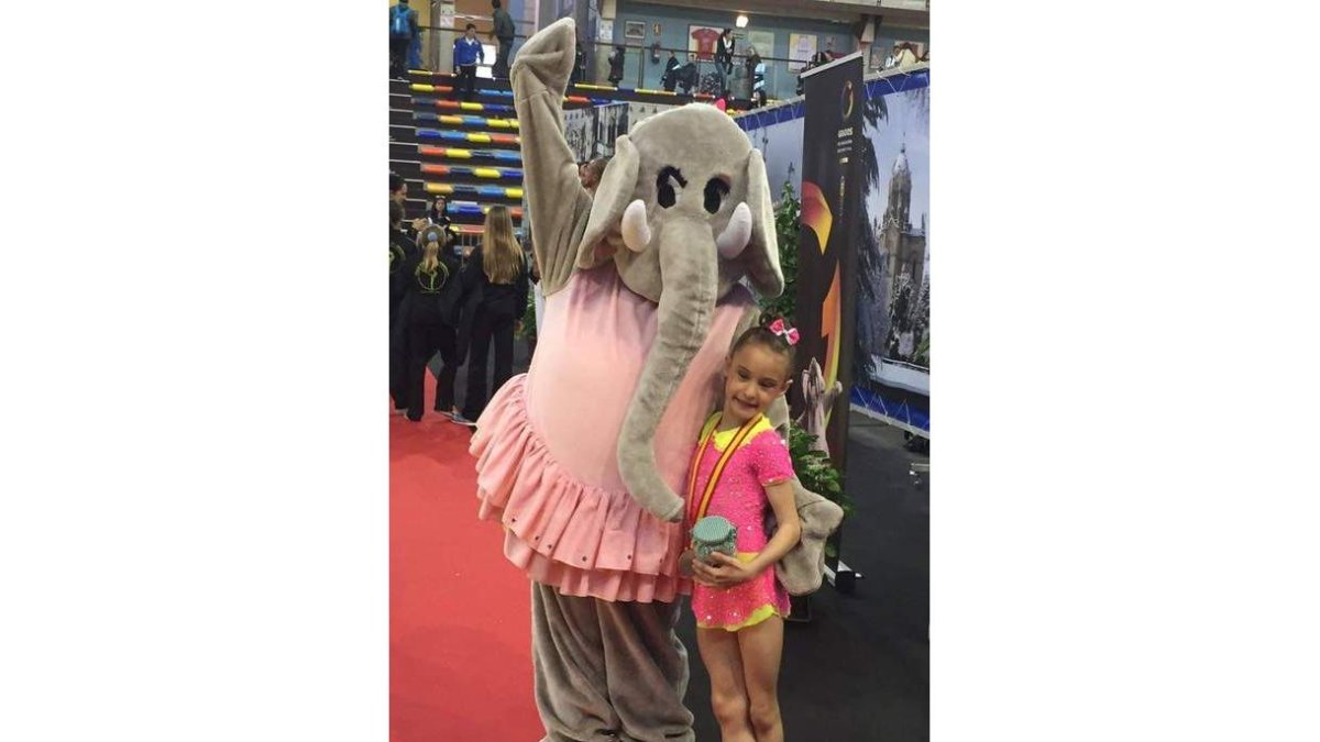 Sandra García junto a la mascota del Nacional.