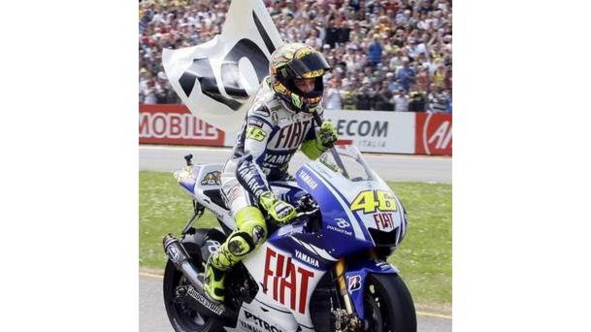 Rossi celebra su triunfo 100 en una pista carismática.