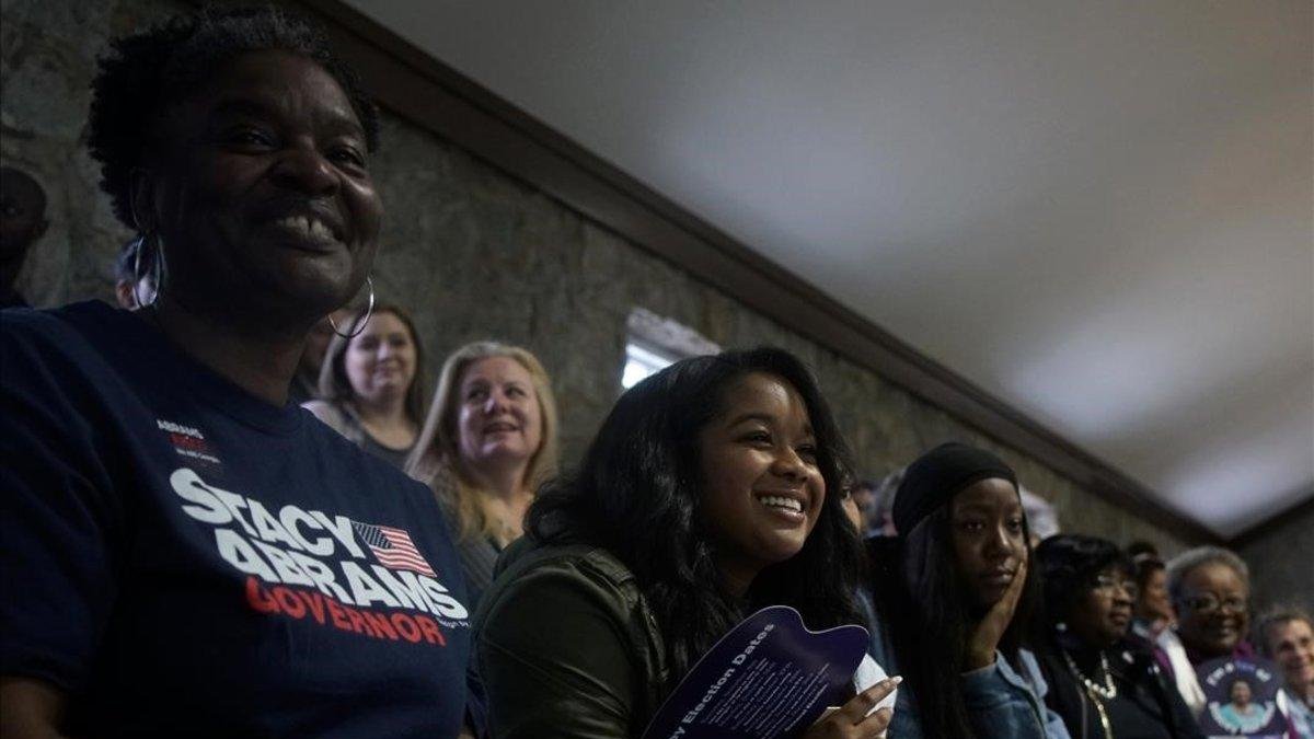 Simpatizantes de Stacey Abrams escuchan el discurso de la candidata demócrata en un mitin celebrado en Newman (Georgia).