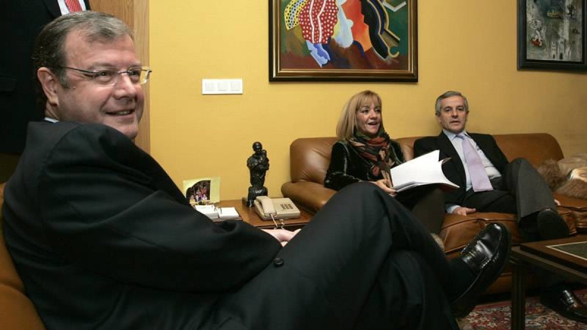 El consejero de Fomento y Medio Ambiente, Antonio Silván, celebra una reunión de trabajo con la presidenta de la Diputación provincial, Isabel Carrasco, y con el alcalde de León, Emilio Gutierrez.