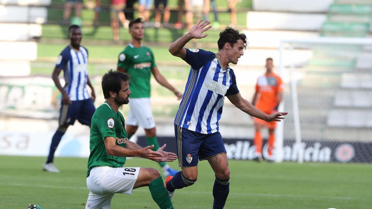 Fullana volvió a ser uno de los grandes destacados de la Deportiva en el centro del campo. L. DE LA MATA.