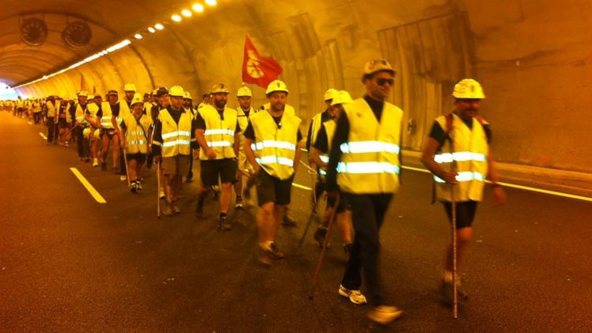 La marcha atravesando el túnel de Guadarrama.