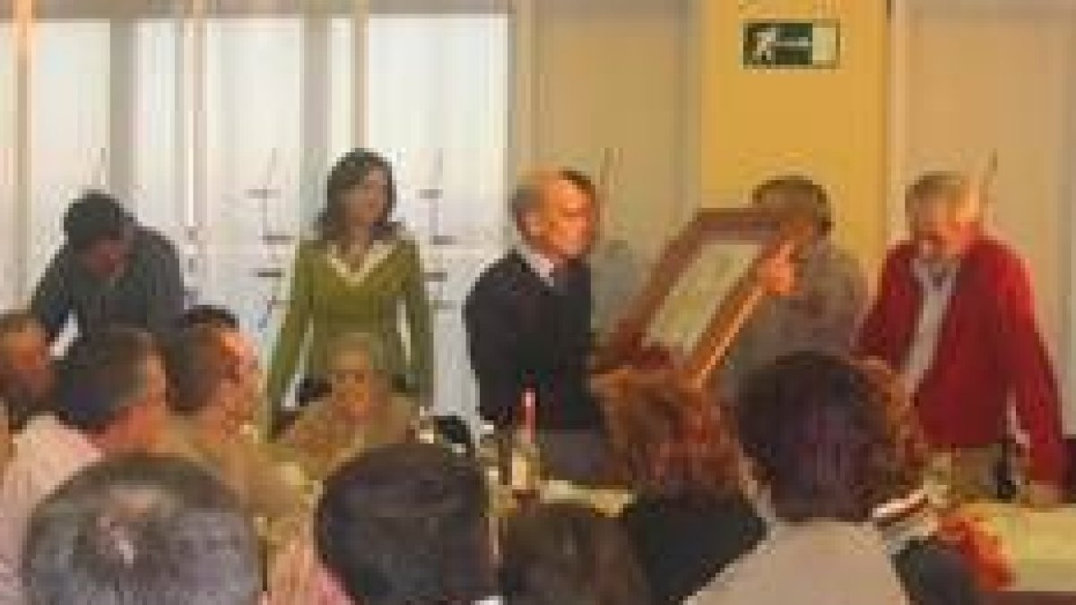 Tiquio recibe de la mano de sus vecinos un pergamino con la aprobación de su homenaje