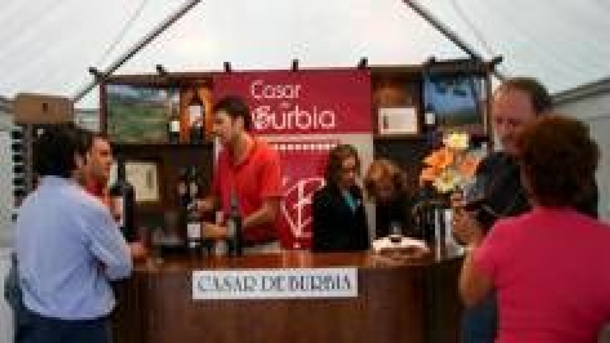 Arriba, los primeros asistentes. Abajo, una de las bodegas participantes