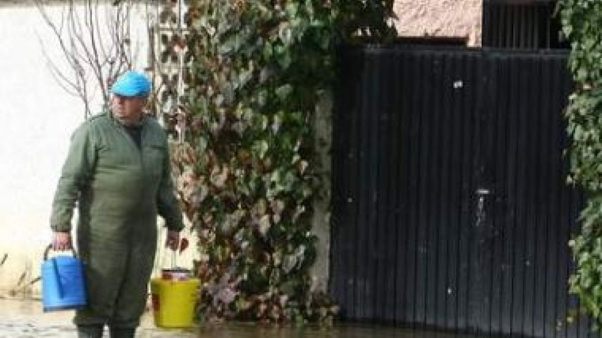 Manuel García intentó retirar con calderos el agua que había entrado en su casa.