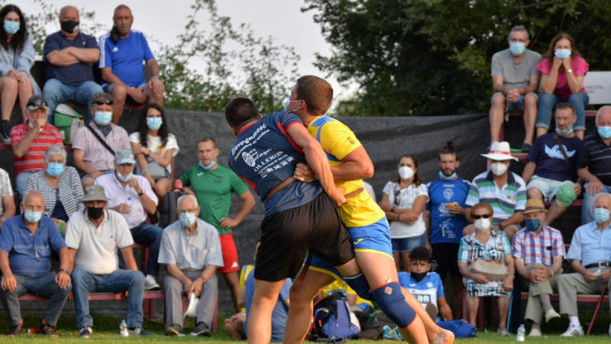 Rubén Fierro y Tomás Gonzalez en su combate de semipesados en Villavente. ÁLVARO QUIÑONES