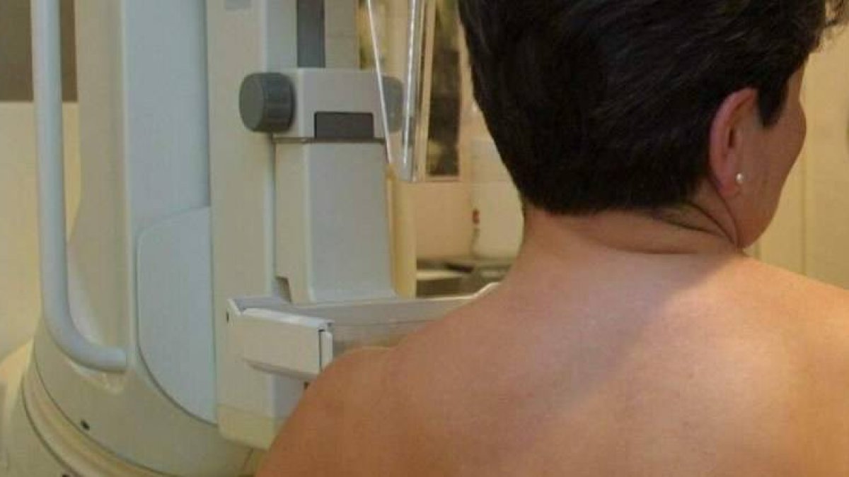 Una mujer se somete a una revisión de la mama con una mamografía.