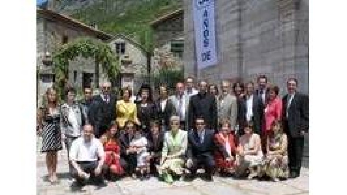 El sacerdote Domingo García Valbuena, con sus fieles