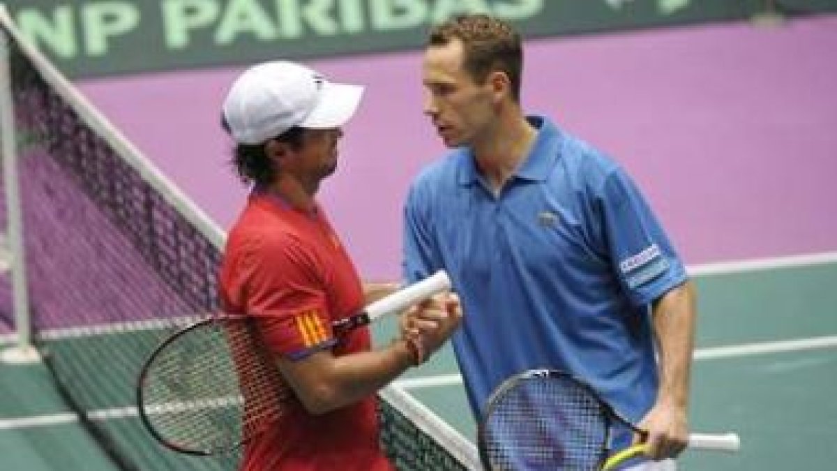 El tenista Fernando Verdasco(izq) estrecha la mano del francés Michael Llodra.