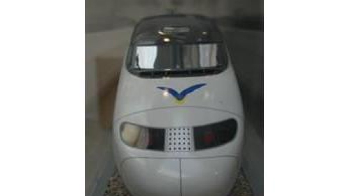 En la fotografía, la maqueta de una de las posibles locomotoras del TAV