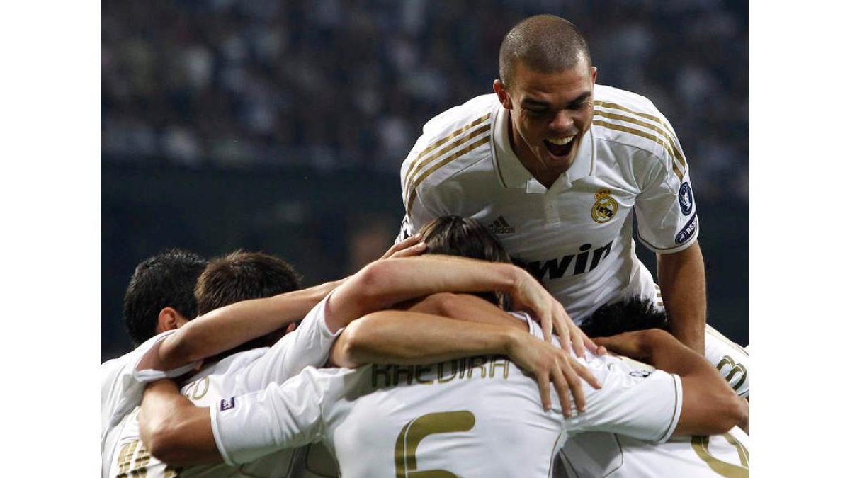 Sami Khedira, de espaldas, celebra con sus compañeros su primer gol oficial como madridista