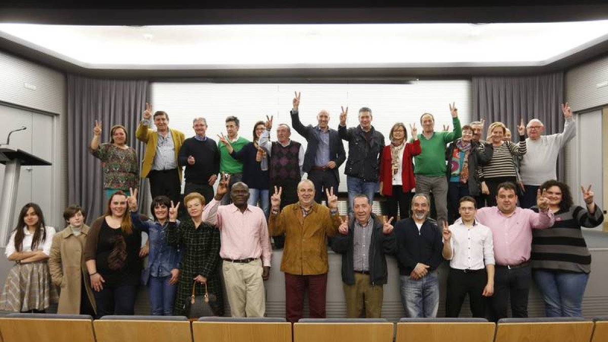 Los integrantes de la lista del PSOE posan ayer juntos