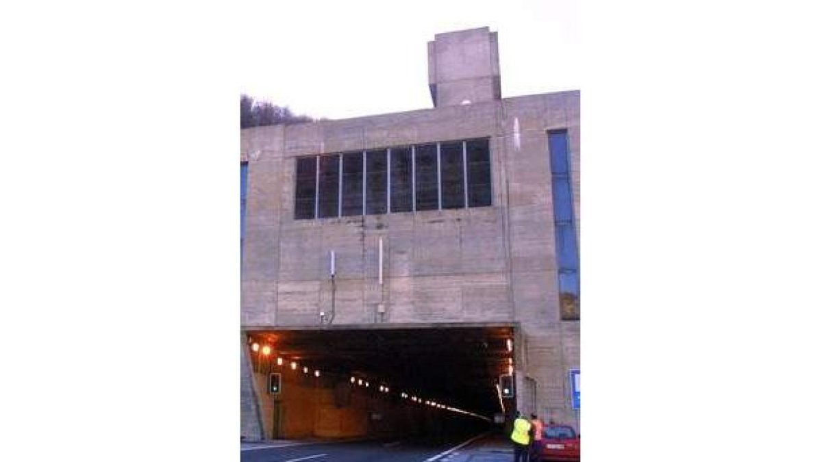 Entrada al Negrón, en la autopista del Luna.