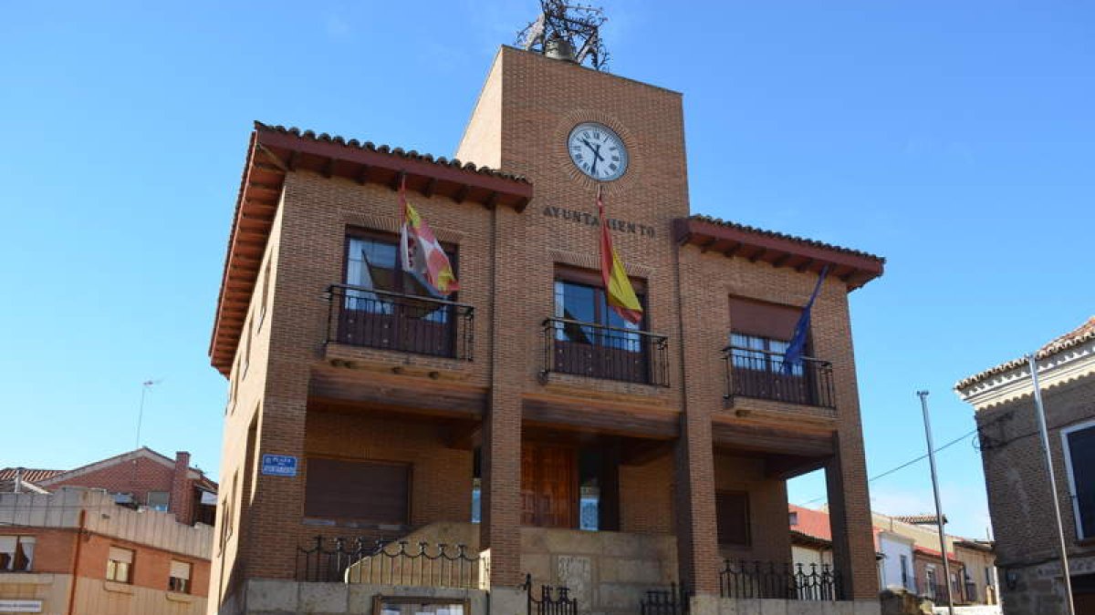 Fachada del Ayuntamiento de Valderas. MEDINA