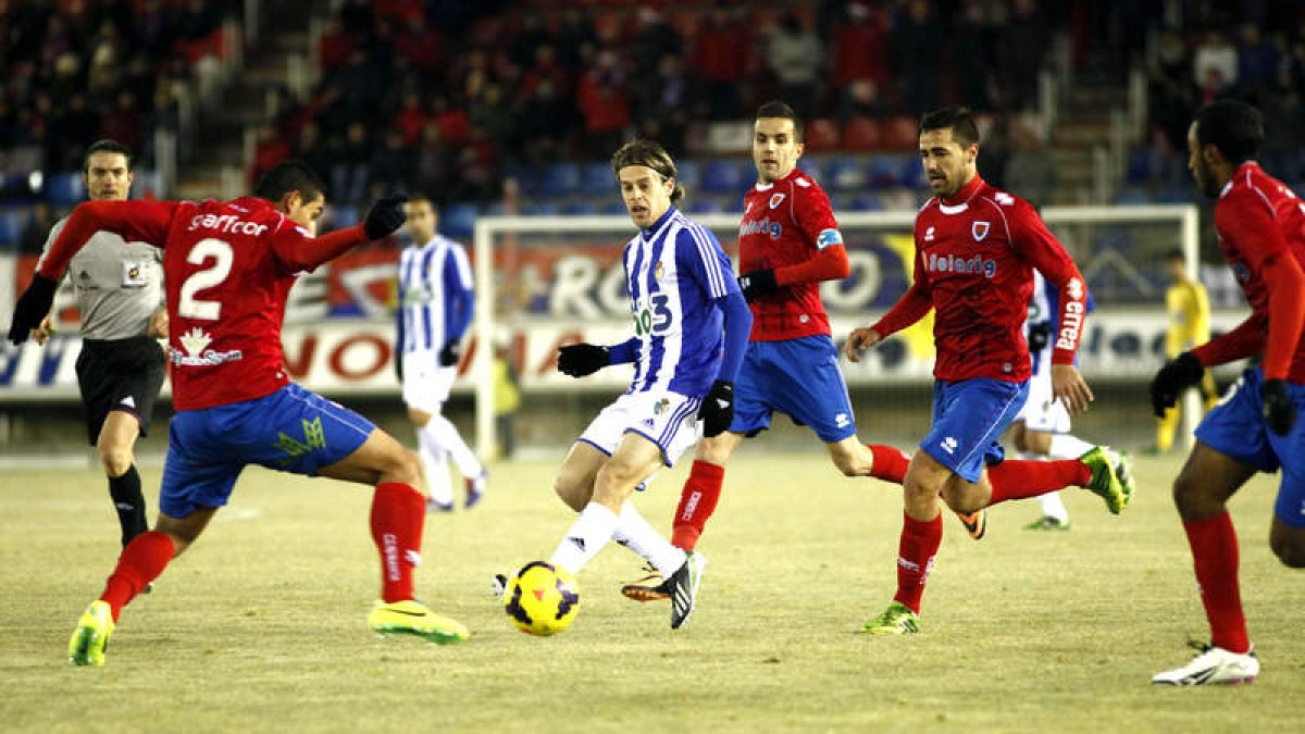 Javi Lara, rodeado de defensas del Numancia, estuvo a punto de marcar de nuevo de falta directa, pero el larguero repelió su disparo.