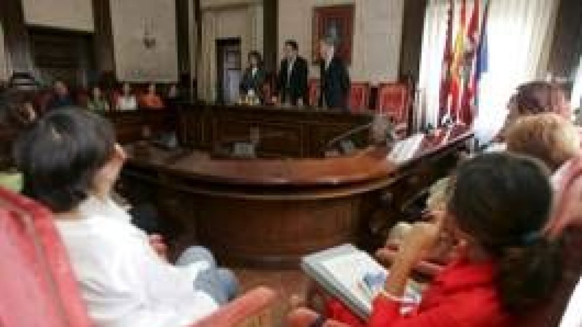 La corporación municipal recibió a los voluntarios que llegan a León estos días