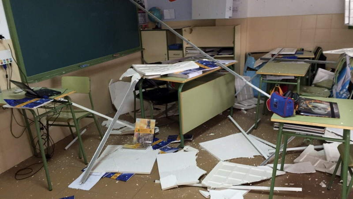 Interior del aula en el que el techo se derrumbó en el colegio de El Casar de Escalona.