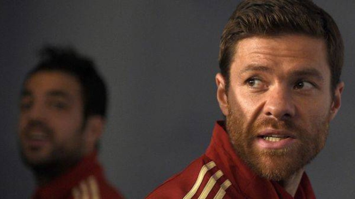 Xabi Alonso, durante la rueda de prensa que ha ofrecido en Curitiba junto a Cesc Fàbregas (detrás).